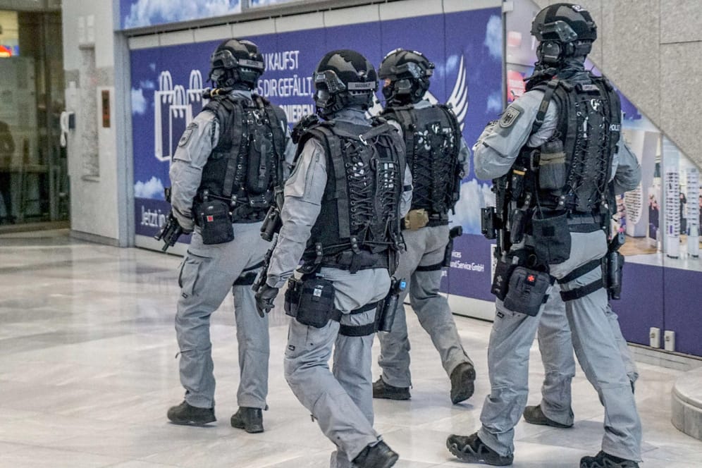 Polizisten im Flughafen Stuttgart: Die Ausspähversuche könnten einen terroristischen Hintergrund haben.
