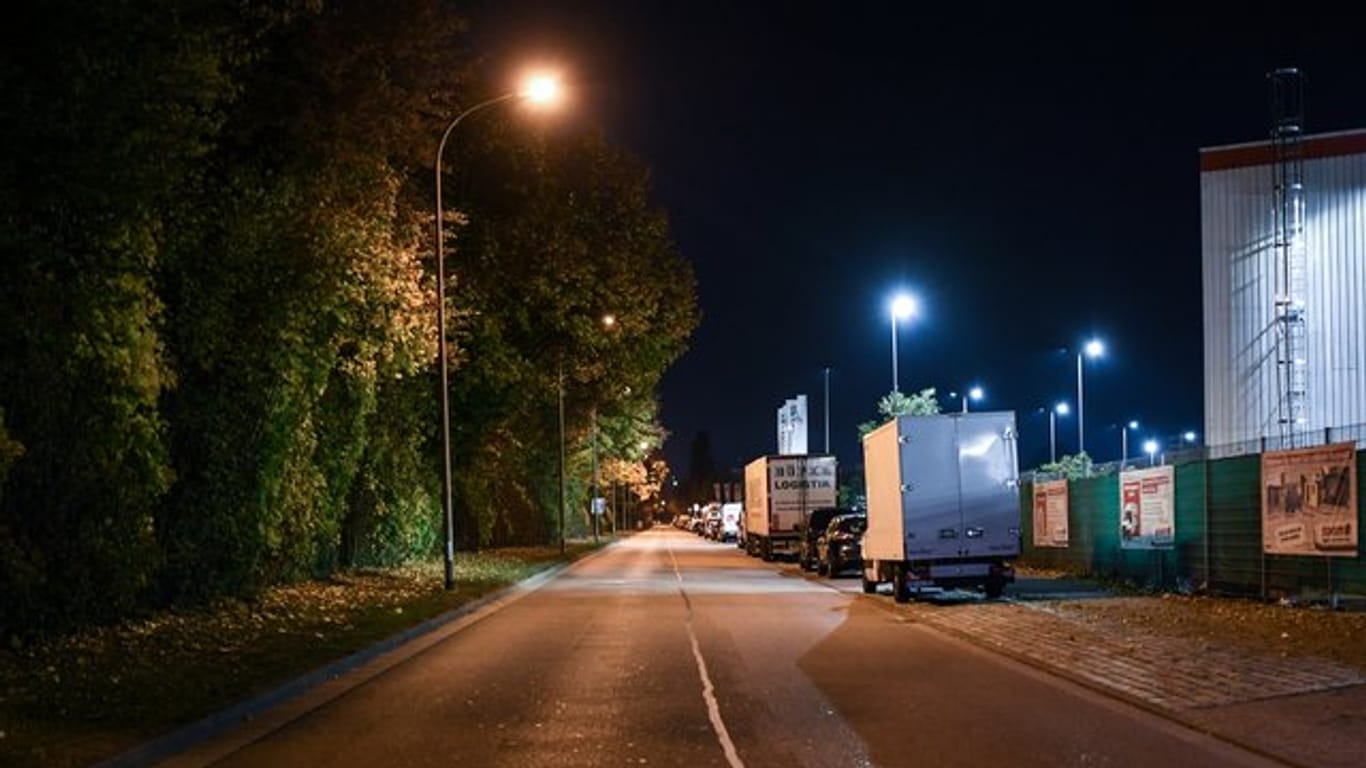 Eine Straße im Freiburger Industriegebiet Nord hinter einem Diskothekenareal wird nachts von Straßenlaternen erleuchtet.