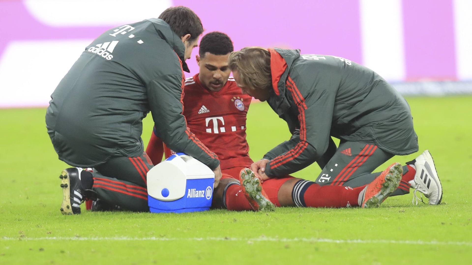 Es geht nicht mehr weiter: Serge Gnabry wird nach der Behandlung durch die Bayern-Ärzte ausgewechselt.