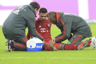 Es geht nicht mehr weiter: Serge Gnabry wird nach der Behandlung durch die Bayern-Ärzte ausgewechselt.