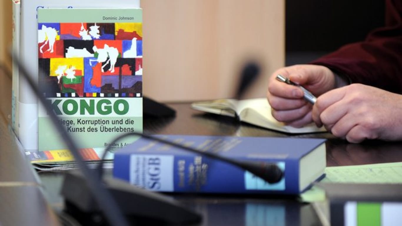 In einem Gerichtssaal im OLG Stuttgart steht neben juristischer Literatur auch ein Buch über "Kriege, Korruption und die Kunst des Überlebens im Kongo".