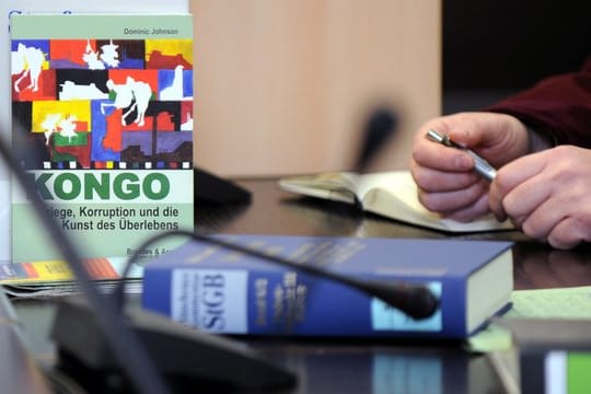 In einem Gerichtssaal im OLG Stuttgart steht neben juristischer Literatur auch ein Buch über "Kriege, Korruption und die Kunst des Überlebens im Kongo".