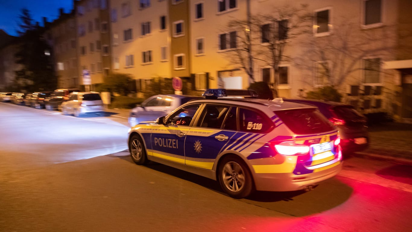 Ein Polizeiauto im Nürnberger Stadtteil St. Johannis: Gegen den mutmaßlichen Messertäter wurde Haftbefehl wegen versuchten Mordes erlassen.