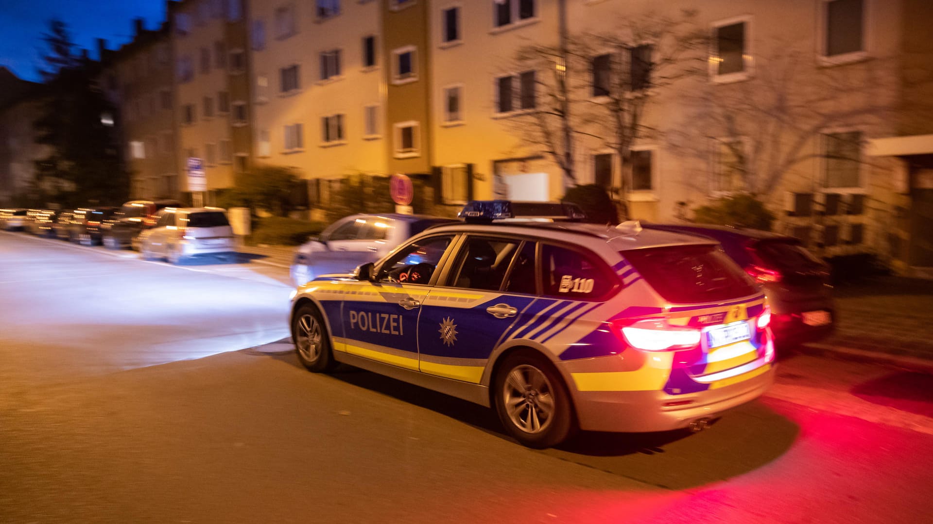 Ein Polizeiauto im Nürnberger Stadtteil St. Johannis: Gegen den mutmaßlichen Messertäter wurde Haftbefehl wegen versuchten Mordes erlassen. Ein Polizeiauto im Nürnberger Stadtteil St. Johannis: Gegen den mutmaßlichen Messertäter wurde Haftbefehl wegen versuchten Mordes erlassen.