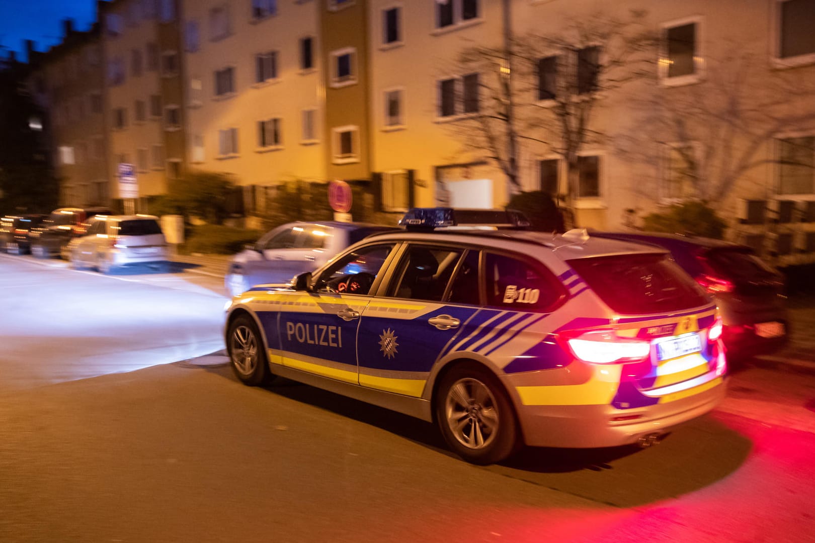 Ein Polizeiauto im Nürnberger Stadtteil St. Johannis: Gegen den mutmaßlichen Messertäter wurde Haftbefehl wegen versuchten Mordes erlassen.