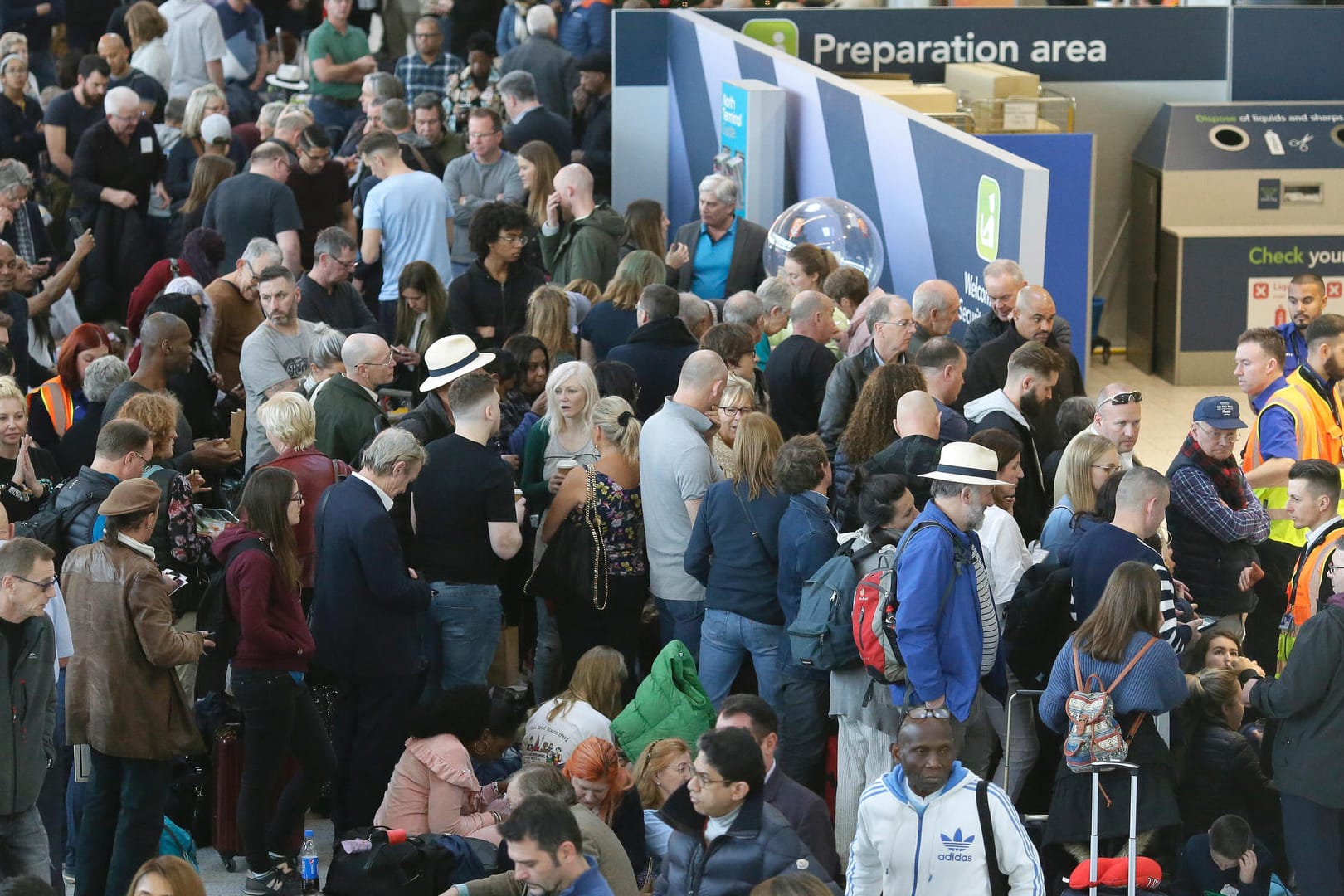 Menschen warten am Flughafen London-Gatwick: Der Airport hat bis auf Weiteres alle Flüge ausgesetzt, weil Drohnen den Betrieb gestört haben.