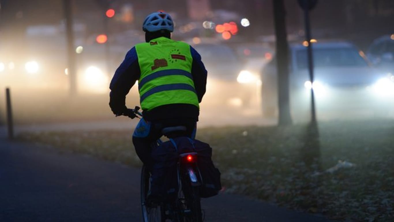 Radfahrer, die reflektierende Kleidung tragen, werden von anderen Verkehrsteilnehmern nicht so schnell übersehen.