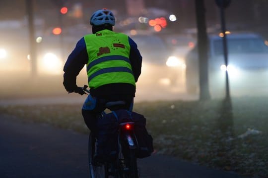 Radfahrer, die reflektierende Kleidung tragen, werden von anderen Verkehrsteilnehmern nicht so schnell übersehen.