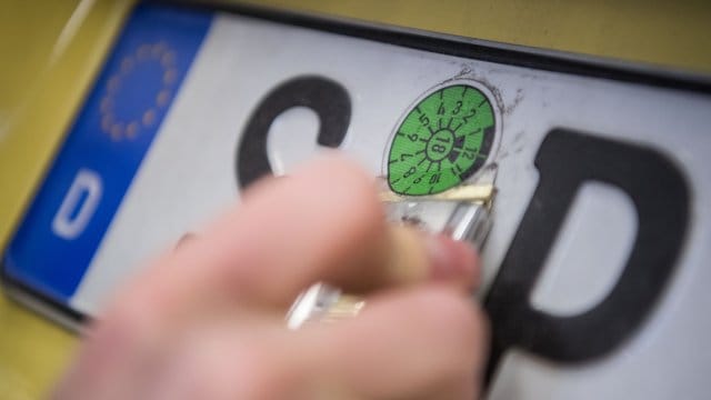 Die HU-Plakette muss immer aktuell sein.