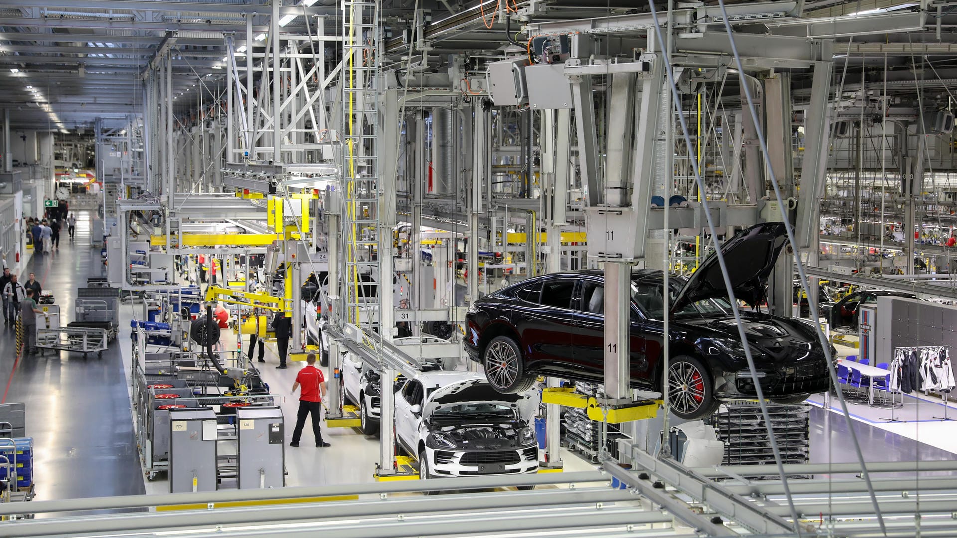 Rückruf: Ein Porsche Panamera schwebt durch die Montagehalle im Werk.