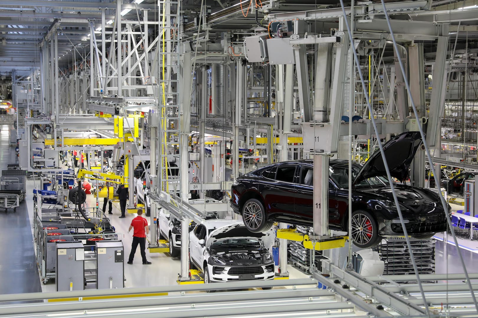 Rückruf: Ein Porsche Panamera schwebt durch die Montagehalle im Werk.