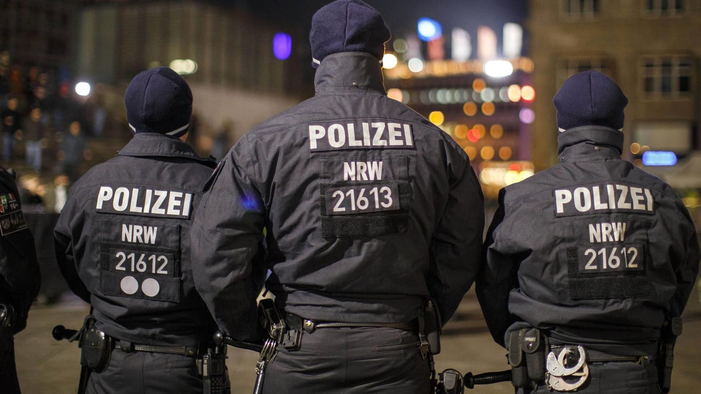 Einsatzkräfte am Kölner Hauptbahnhof: Die Polizei hat aus der Kölner Silvesternacht 2015 Lehren gezogen.
