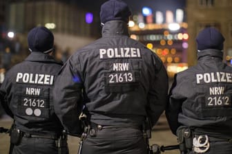 Einsatzkräfte am Kölner Hauptbahnhof: Die Polizei hat aus der Kölner Silvesternacht 2015 Lehren gezogen.