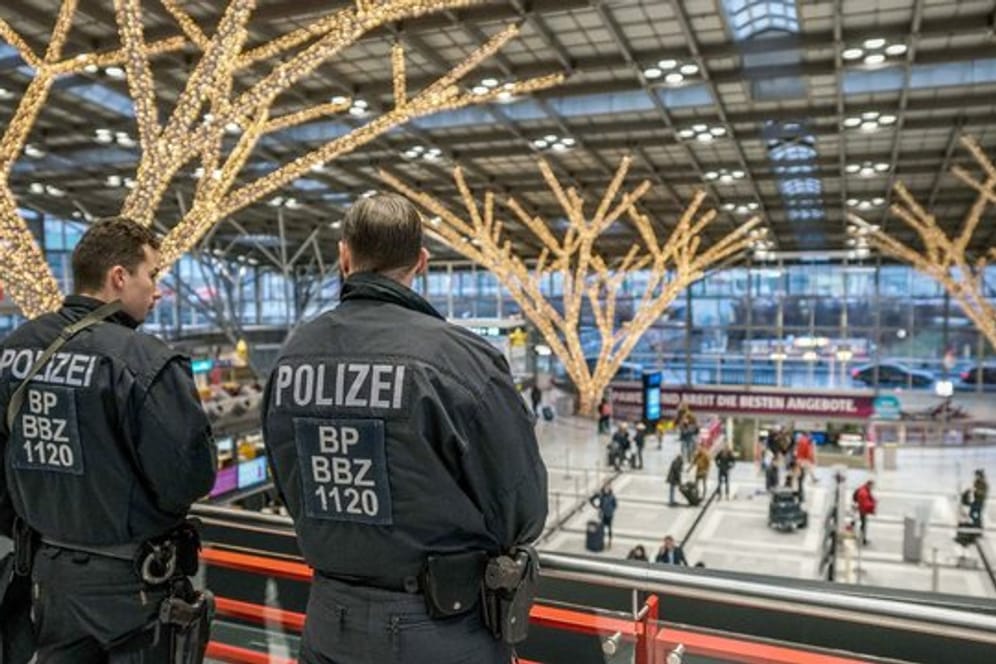 Polizisten beobachten im Flughafen Stuttgart die Check-in-Schalter.