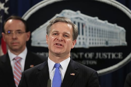 FBI-Direktor Christopher Wray gibt zusammen mit dem stellvertretenden Justizminister Rod Rosenstein eine Pressekonferenz zu den Hackerattacken.