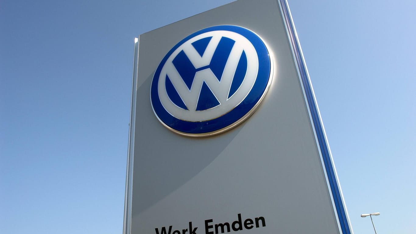 Schild am VW-Werk Emden: Volkswagen wird in den nächsten Jahren in Hannover und Emden 7.000 Jobs streichen, berichtet die "FAZ".