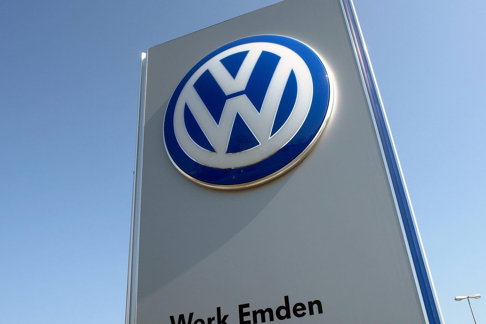 Schild am VW-Werk Emden: Volkswagen wird in den nächsten Jahren in Hannover und Emden 7.000 Jobs streichen, berichtet die "FAZ".