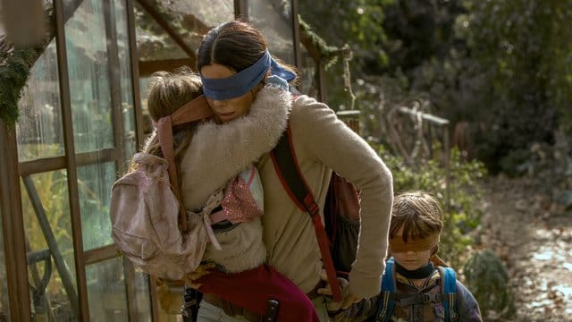 Sandra Bullock mit Vivien Lyra Blair und Julian Edwards in einer Szene des Netflix-Horrorthrillers "Bird Box".