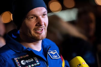Astronaut Alexander Gerst gibt nach seiner Ankunft am Flughafen Köln/Bonn ein Pressestatement: Gerst war nach seinem Einsatz auf ISS am Morgen in einer Sojus-Kapsel auf der Erde gelandet.