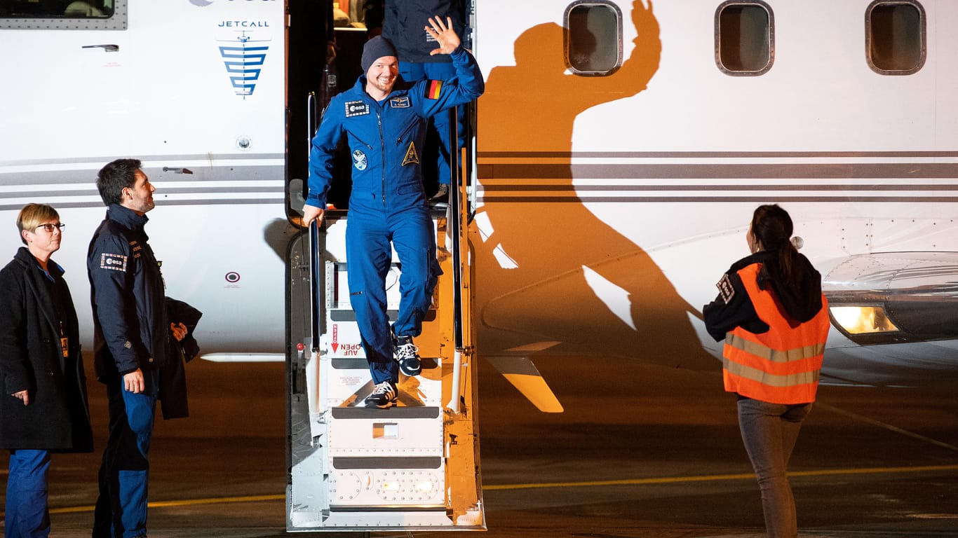 Astronaut Alexander Gerst steigt am Flughafen Köln/Bonn aus einem Flugzeug.
