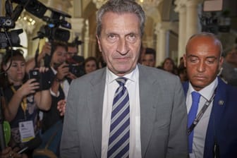 Günther Oettinger: Der deutsche EU-Kommissar wirft Frankreich und Italien vor, zu wenig für den Abbau der Staatsschulden zu tun.
