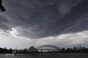 Bedrohlicher Himmel über Sydney: Ein Hagelsturm hat in der Metropole schwere Schäden angerichtet.