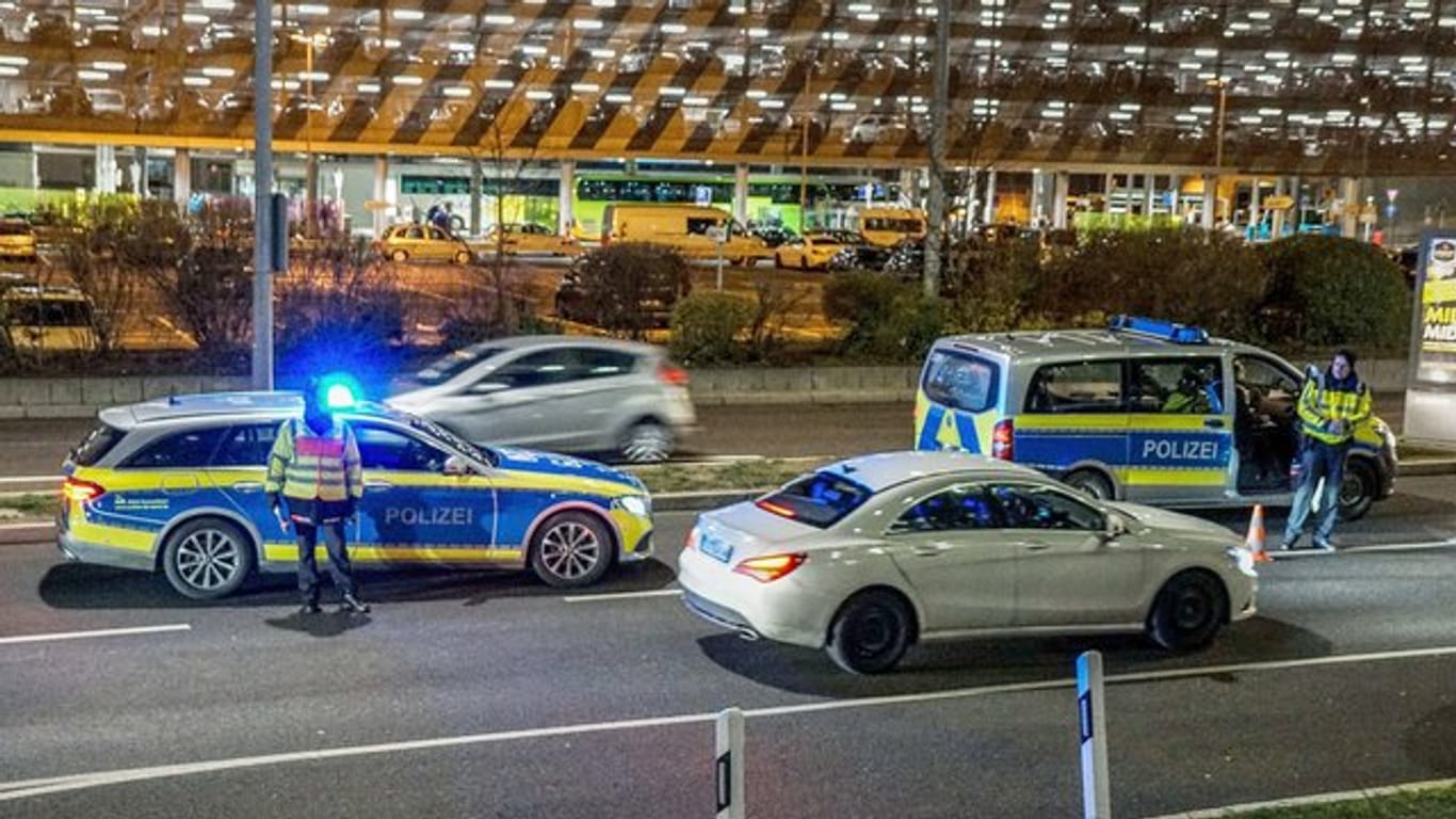 Stuttgart: Polizisten kontrollieren eine Zufahrt zum Flughafen.
