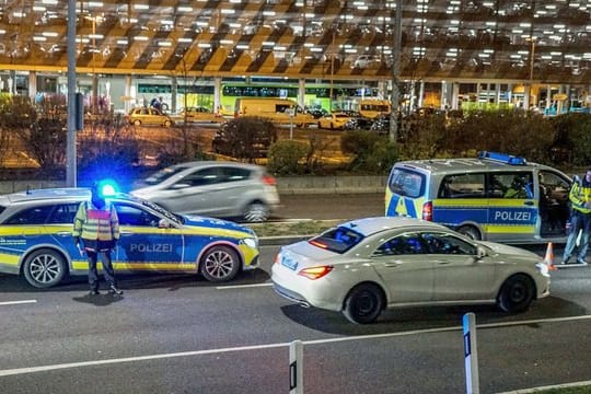 Stuttgart: Polizisten kontrollieren eine Zufahrt zum Flughafen.