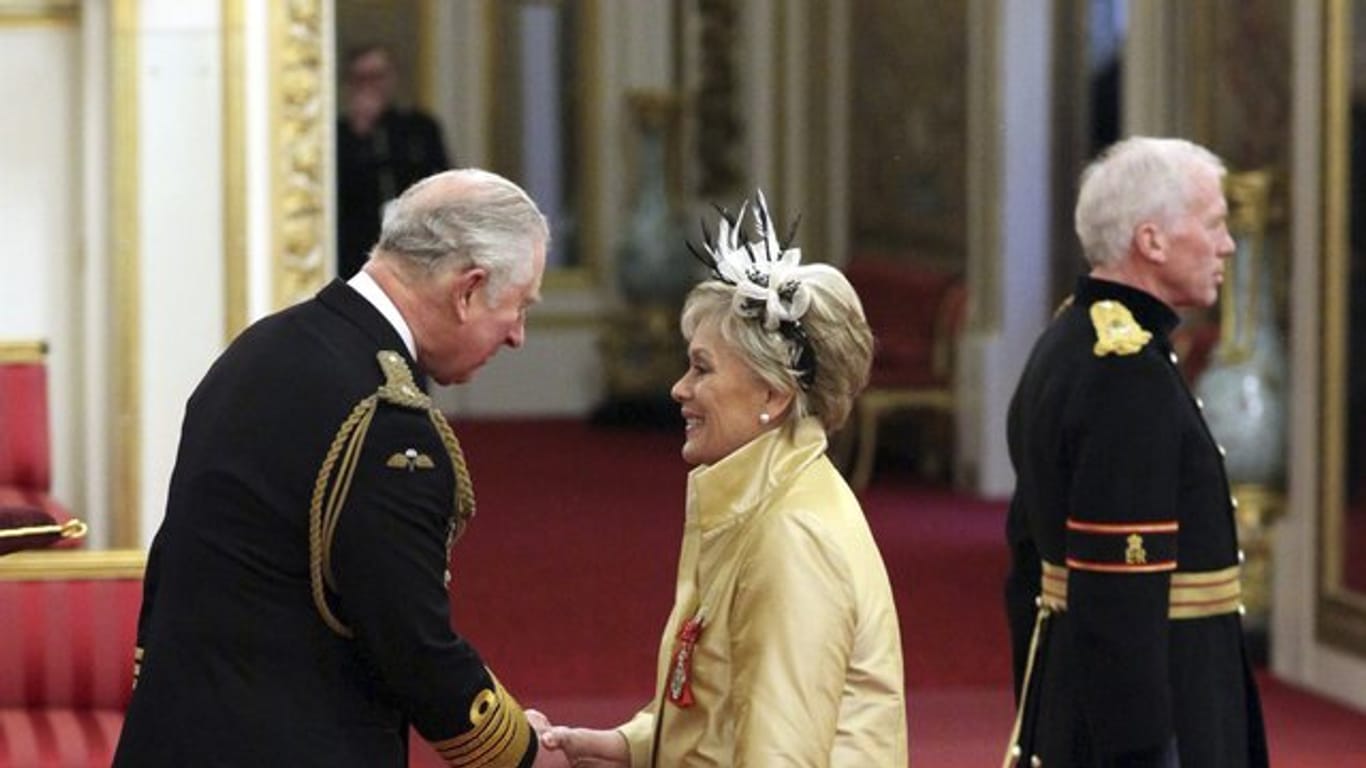 Kiri Te Kanawa bekommt von Prinz Charles den "Order of the Companions of Honour" verliehen.