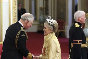 Kiri Te Kanawa bekommt von Prinz Charles den "Order of the Companions of Honour" verliehen.