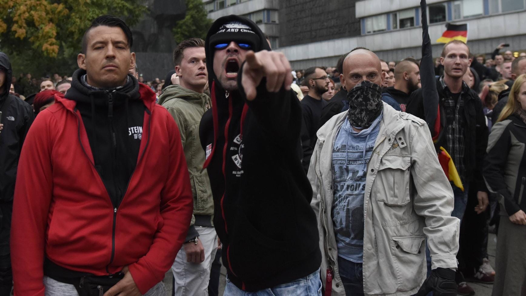 Rechtsextreme demonstrieren in Chemnitz: Die Zahl der Agenten des Verfassungsschutzes, die sich der Gefahr von rechts widmen sollten, soll im kommenden Jahr um 50 Prozent aufgestockt werden. Rechtsextreme demonstrieren in Chemnitz: Die Zahl der Agenten des Verfassungsschutzes, die sich der Gefahr von rechts widmen sollten, soll im kommenden Jahr um 50 Prozent aufgestockt werden.