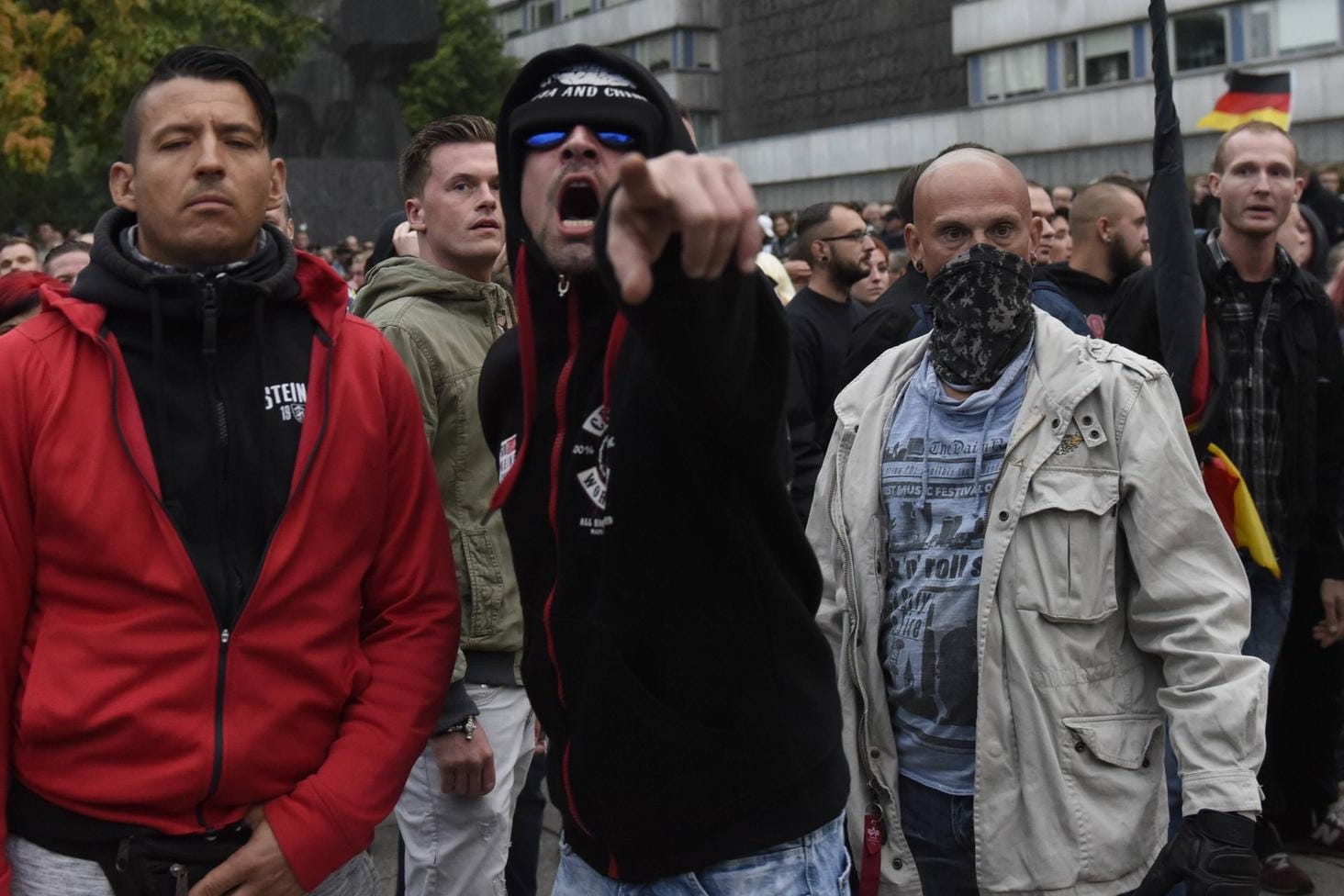 Rechtsextreme demonstrieren in Chemnitz: Die Zahl der Agenten des Verfassungsschutzes, die sich der Gefahr von rechts widmen sollten, soll im kommenden Jahr um 50 Prozent aufgestockt werden.