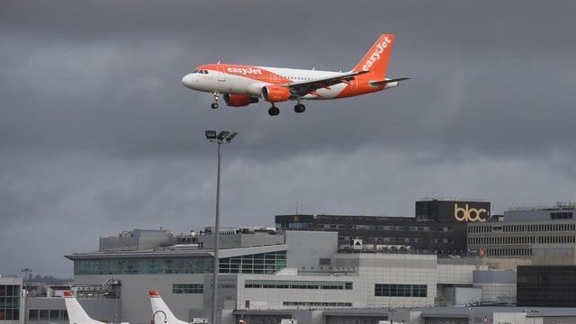 Flugzeug vor der Landung auf dem Flughafen London-Gatwick.