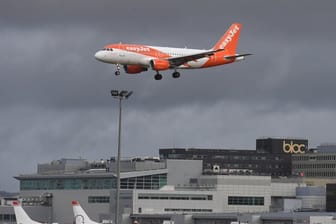 Flugzeug vor der Landung auf dem Flughafen London-Gatwick.