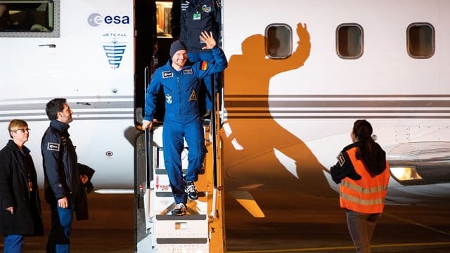 Astronaut Alexander Gerst bei seiner Ankunft am Flughafen Köln/Bonn.
