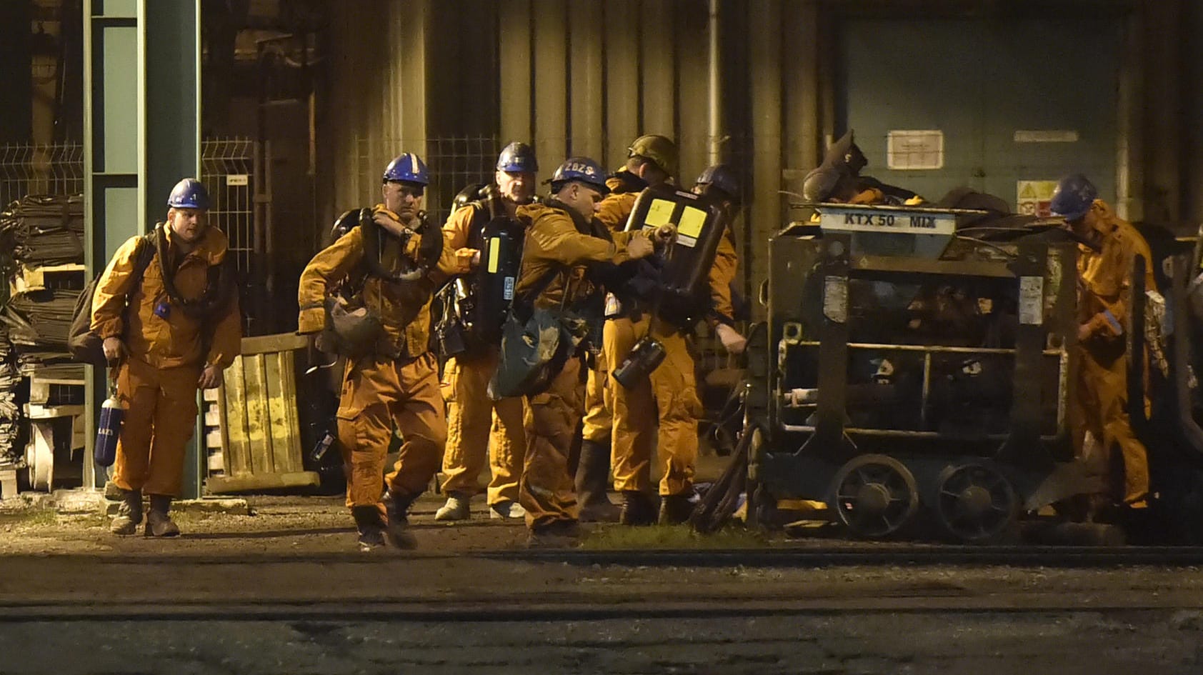 Unglück in tschechischem Bergwerk: Rettungskräfte sind an der Grube in Karvina im Einsatz. Unglück in tschechischem Bergwerk: Rettungskräfte sind an der Grube in Karvina im Einsatz.