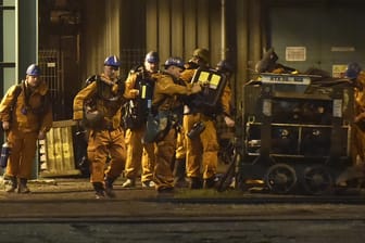 Unglück in tschechischem Bergwerk: Rettungskräfte sind an der Grube in Karvina im Einsatz.