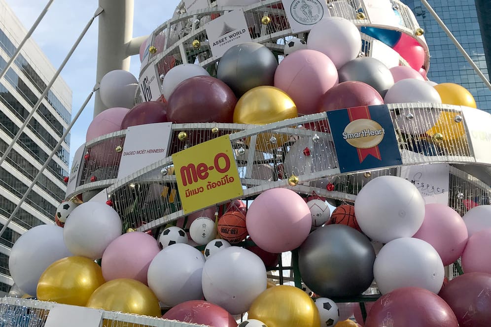 Thailand: In den großen Einkaufszentren gehören Weihnachtsbäume aus kommerziellen Gründen unbedingt dazu.