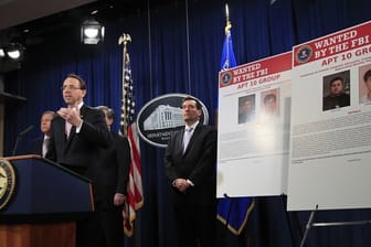 Der stellvertretende US-Justizminister Rod Rosenstein spricht in Washington: Die chinesische Regierung hat nach US-Darstellung rund zwölf Jahre lang Geheimdaten aus dem Westen gestohlen.