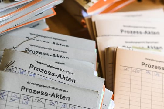 Prozessakten im Verwaltungsgericht Sigmaringen: Deutschlands Verwaltungsgerichte sind weiter stark durch Asylverfahren belastet.