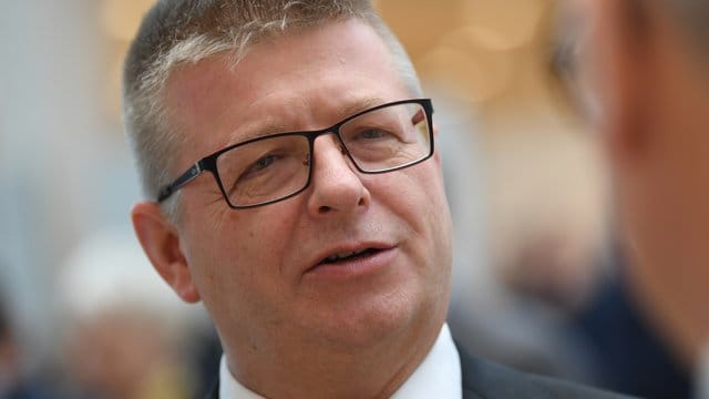 Verfassungsschutzpräsident Thomas Haldenwang: "Es gibt seit einiger Zeit eine neue Dynamik im Rechtsextremismus. Verfassungsschutzpräsident Thomas Haldenwang: "Es gibt seit einiger Zeit eine neue Dynamik im Rechtsextremismus.