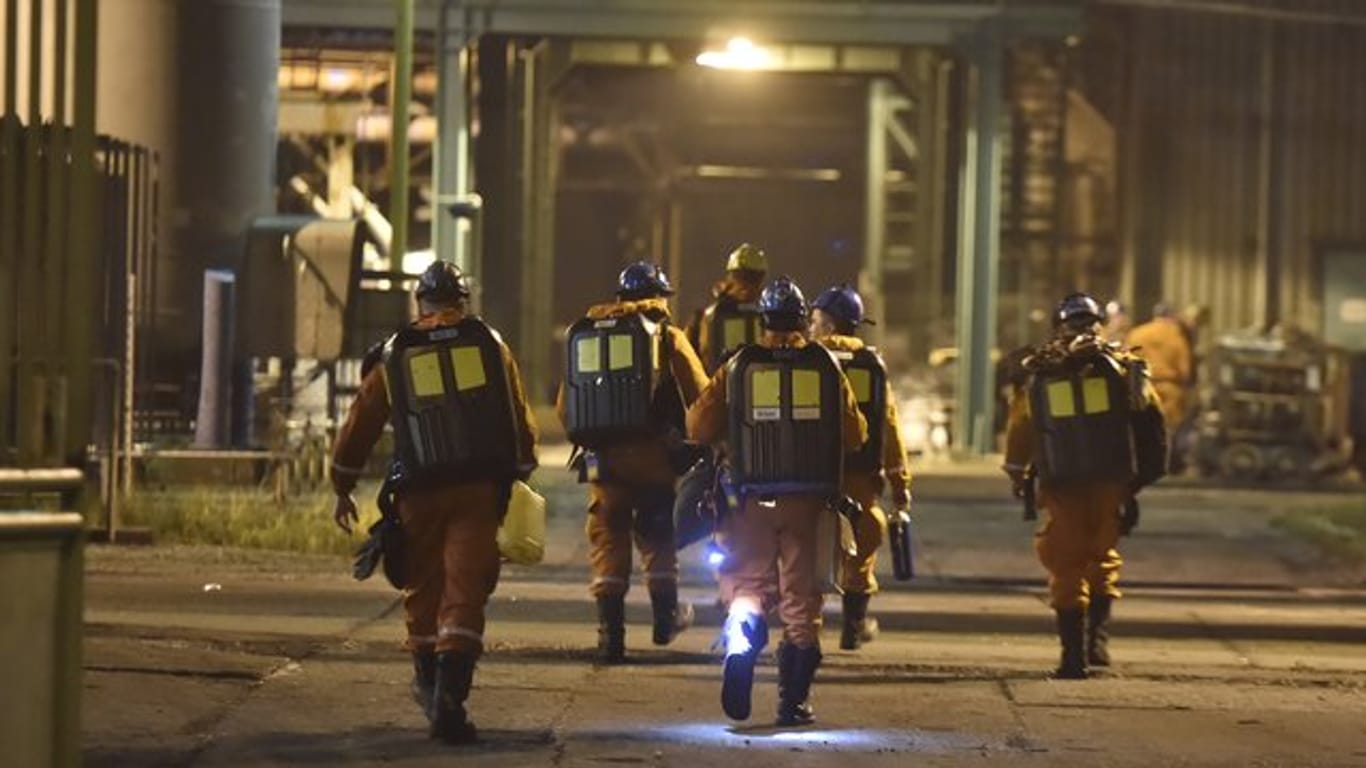 Rettungskräfte sind nach dem schweren Grubenunglück im Steinkohlebergwerk in Karvina im Einsatz.