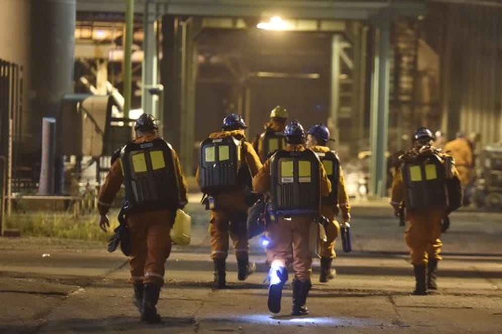 Rettungskräfte sind nach dem schweren Grubenunglück im Steinkohlebergwerk in Karvina im Einsatz.