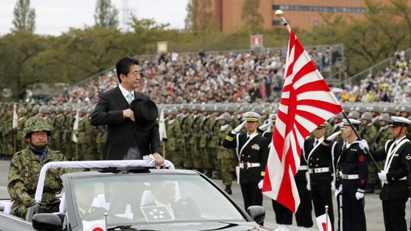 Japans Ministerpräsident Shinzo Abe während einer Truppeninspektion in Asaka.