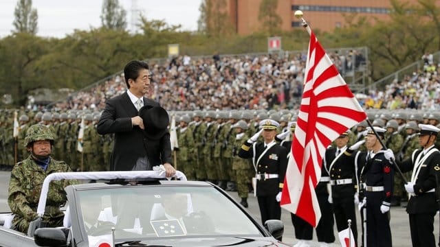 Japans Ministerpräsident Shinzo Abe während einer Truppeninspektion in Asaka.
