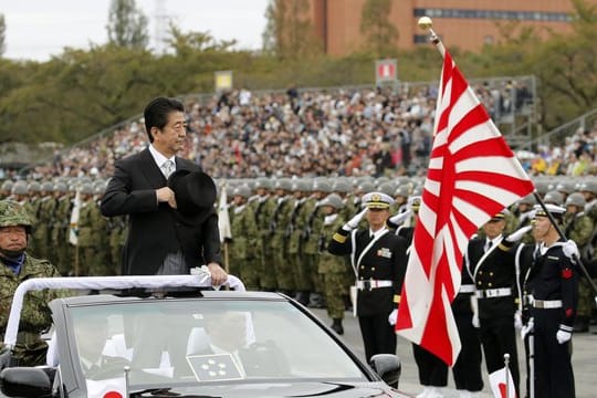 Japans Ministerpräsident Shinzo Abe während einer Truppeninspektion in Asaka.