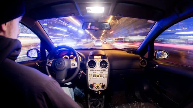 Wer nach der Arbeit auf dem Heimweg müde ist, hält lieber an und macht eine kurze Pause.