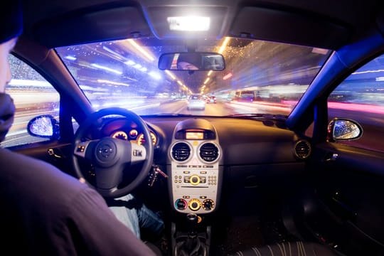 Wer nach der Arbeit auf dem Heimweg müde ist, hält lieber an und macht eine kurze Pause.