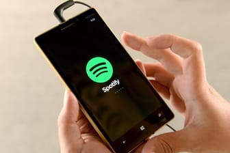 Das Logo des Steaming-Musikdienst Spotify auf einem Smartphone.