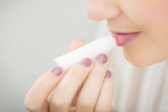 Frau trägt Lippenpflege auf: Sechs der getesteten Lippenpflegeprodukte sind durch die Überprüfung von "Öko-Test" durchgefallen.